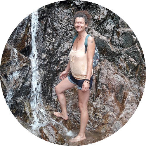 photo de Laëtitia,thérapeute, devant une cascade en Montagne