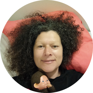 Laëtitia allongée, relaxée avec son doudou, le kiki de tous les kikis