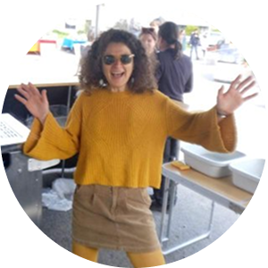 Laëtitia, animatrice de yoga du rire , habillée en jaune hihi